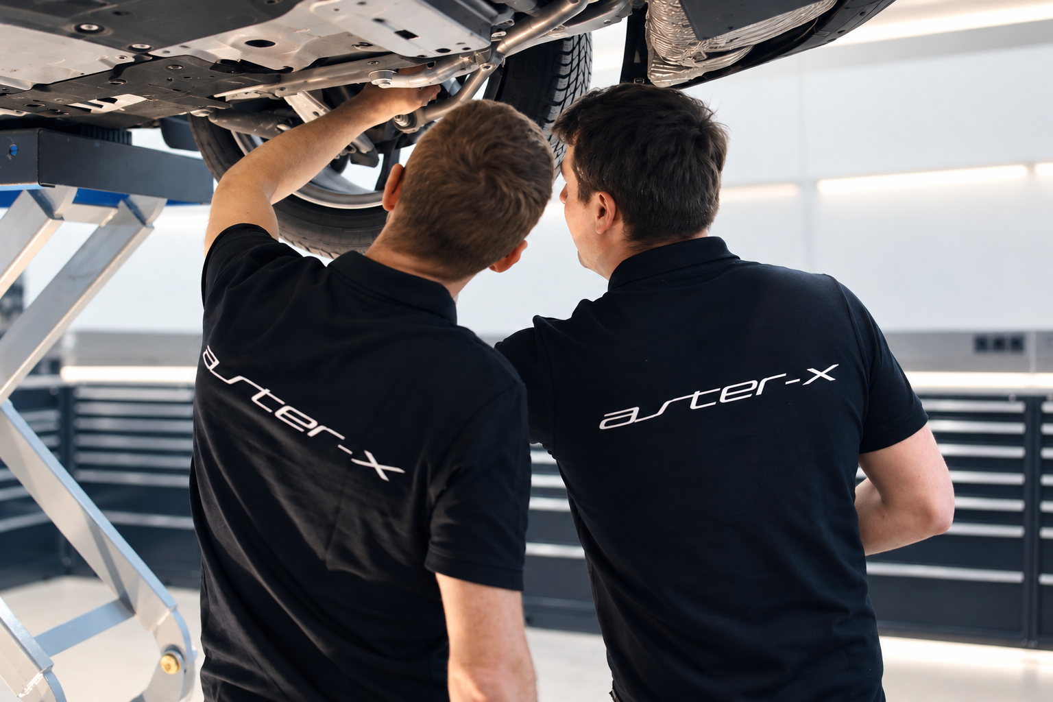 Modernes Fahrzeug-Testlabor mit Chassis und Diagnosebildschirmen